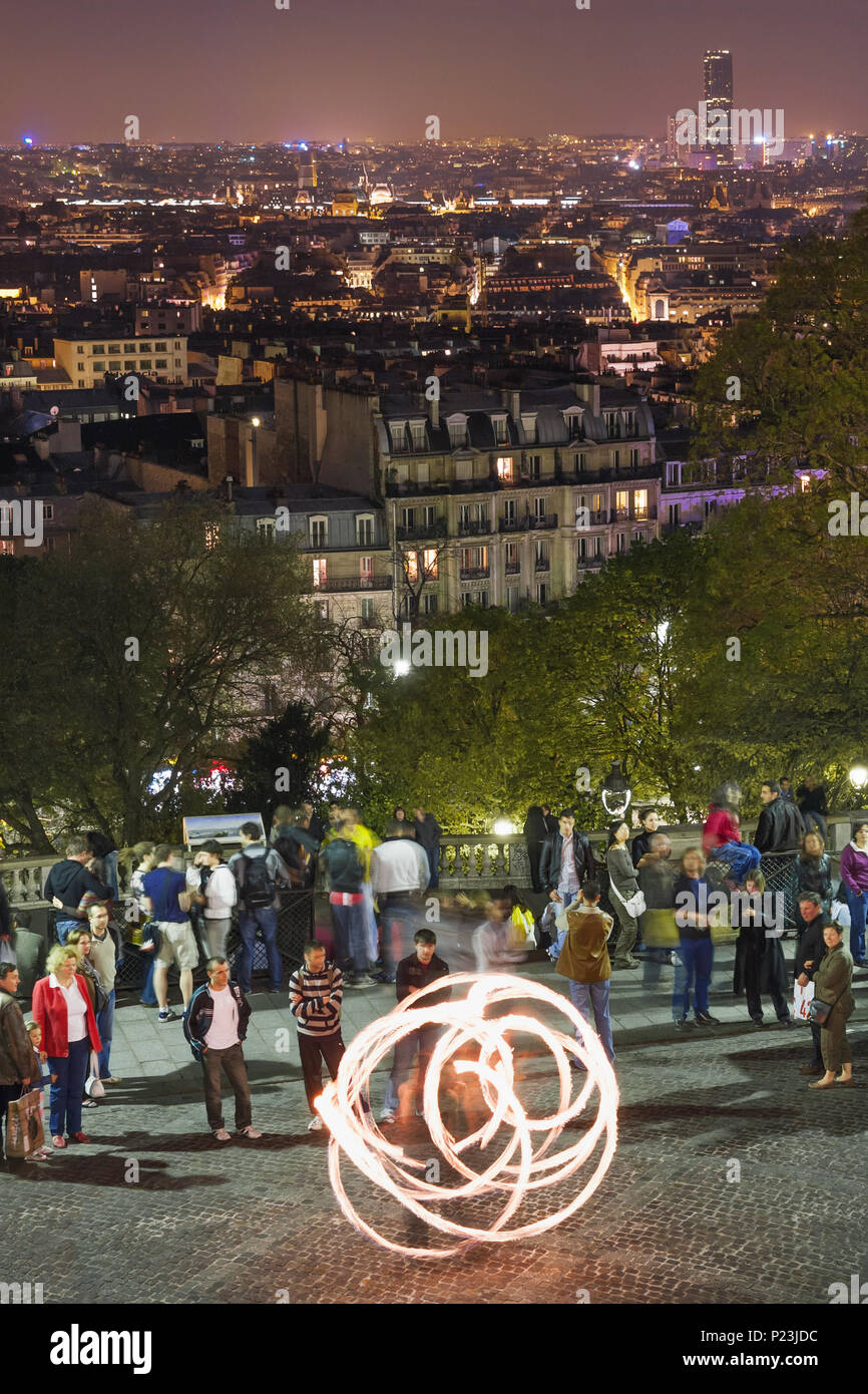 Primavera 2008 - Parigi. Francia : Parigi di notte e poi fuoco da un punto di vista vicino alla cattedrale del Sacro Cuore Foto Stock