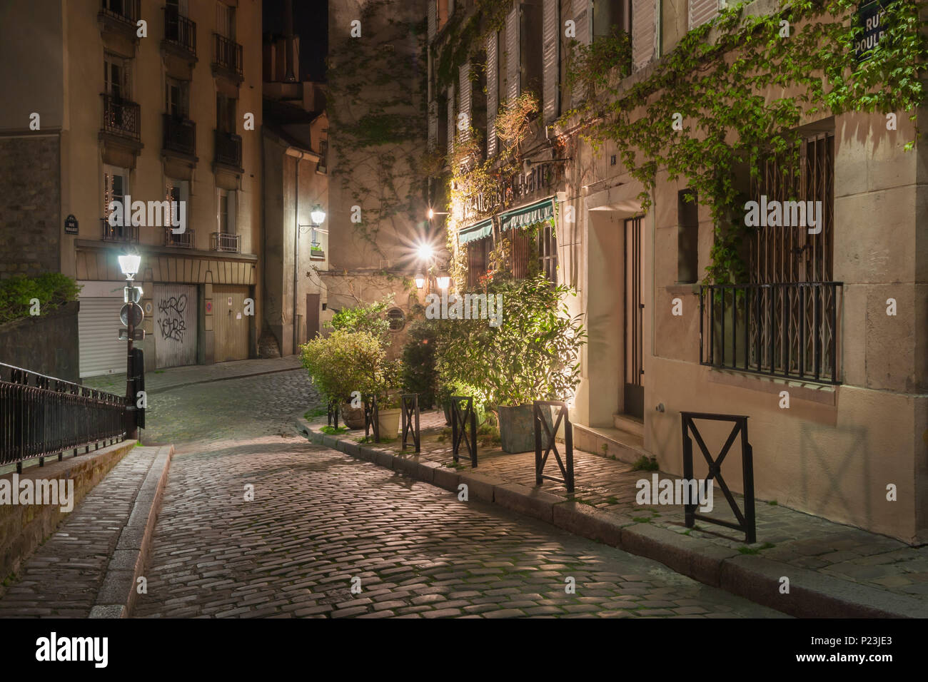 Rue Poulbot di notte. Parigi. Francia Foto Stock