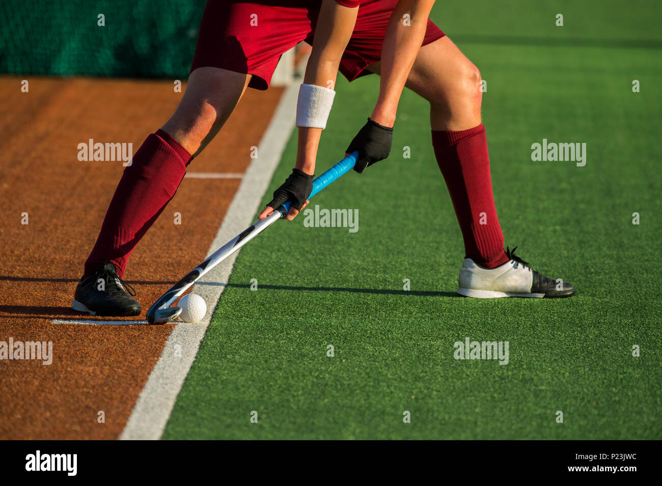 Campo di hockey player, pronti a passare la palla a un compagno di squadra Foto Stock