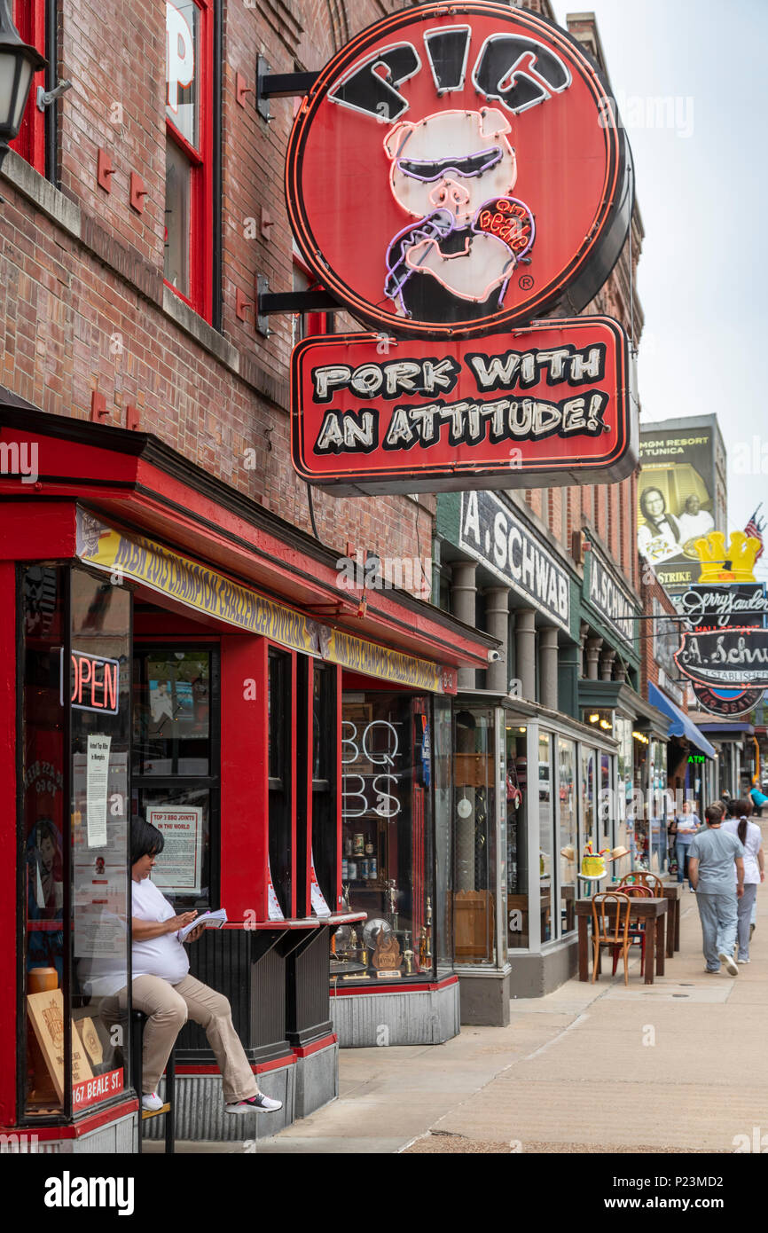 Memphis, Tennessee - il maiale con un atteggiamento ristorante a Beale Street, dove ristoranti e blues club attirano turisti. Foto Stock