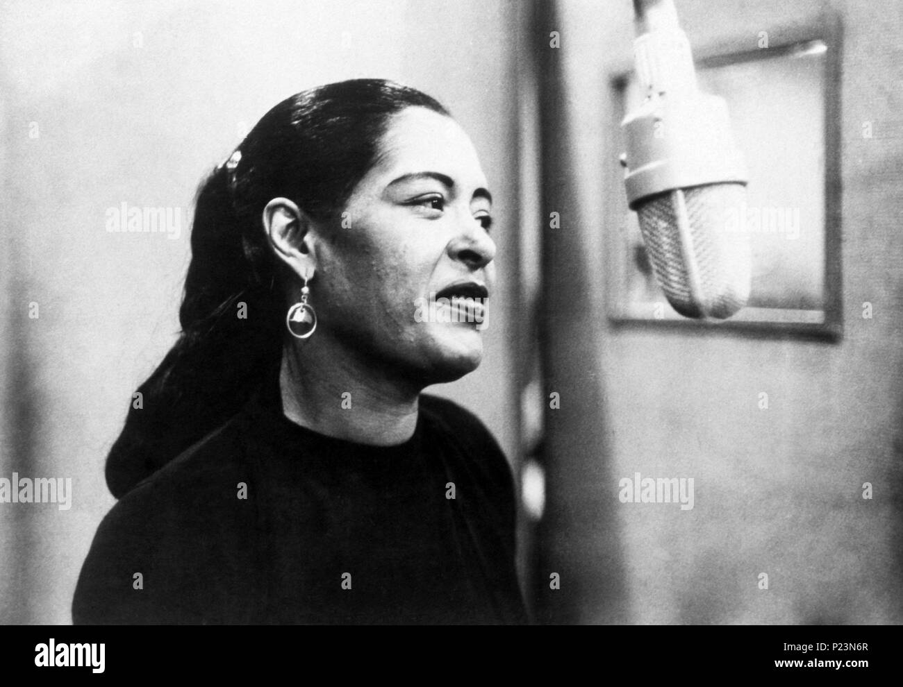 Vocalist americano Billie Holiday durante una sessione di registrazione per la Columbia Records. New York, 1957. Foto Stock