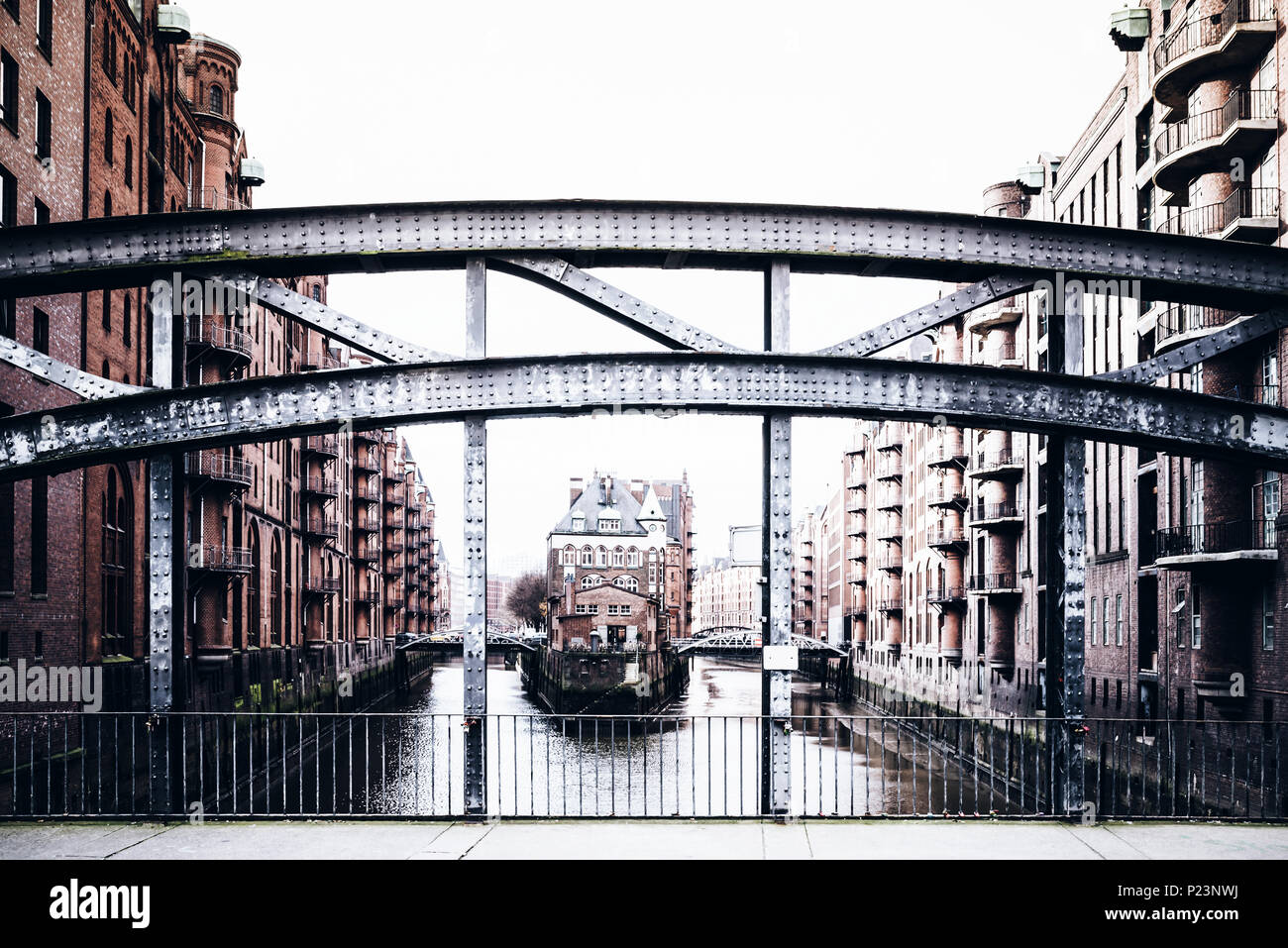 Edifici storici su entrambi i lati del canale nel vecchio magazzino district Speicherstadt di Amburgo Foto Stock