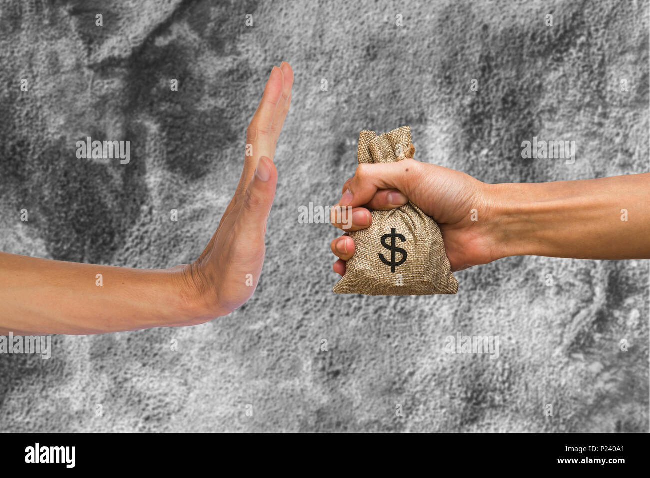 Un mani denaro borsa e rifiutando la mano per ricevere il denaro di un altra persona sulla parete in calcestruzzo dello sfondo. Arresto concettuale della corruzione. La corruzione ri Foto Stock