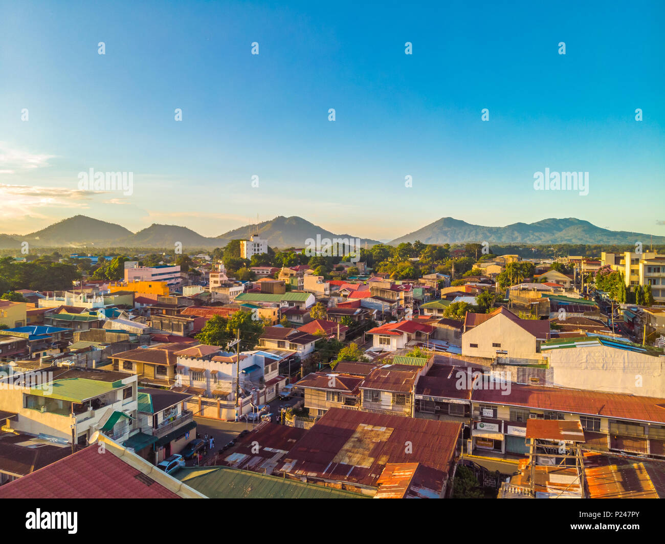 Incredibile vista aerea della lunga catena montuosa che circonda le strade del centro cittadino di San Pablo City Foto Stock