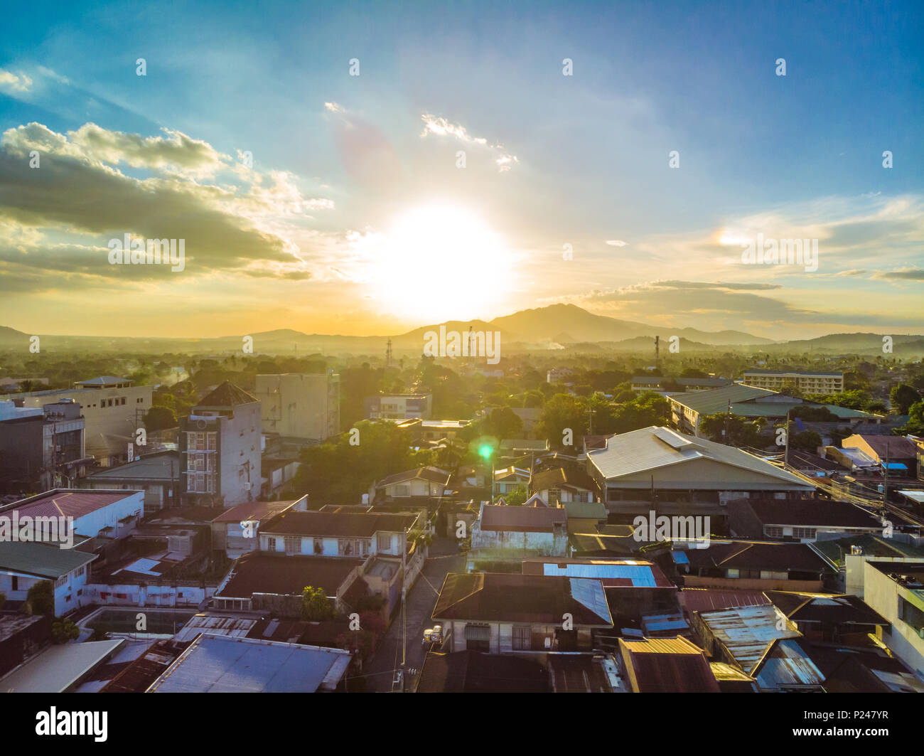 Ora d'oro presso il centro cittadino di San Pablo City, Laguna (foto scattata al vecchio Shakey's spot) con la bella gamme della montagna che serve come complemento al tramonto Foto Stock