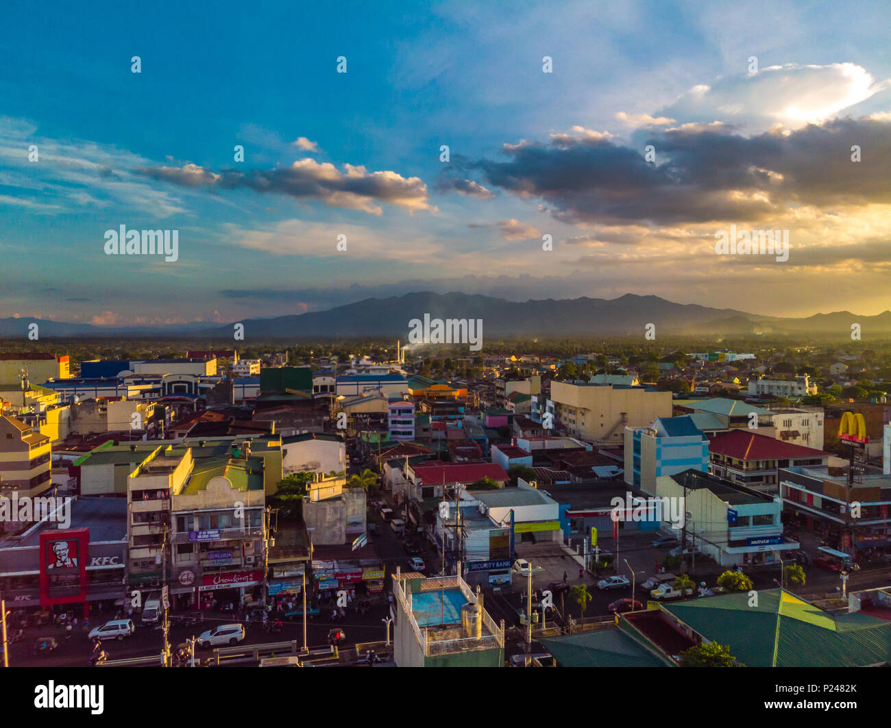Foto aerea di una trafficata area commerciale di San Pablo Plaza è circondato da una splendida gamma di montagna Foto Stock