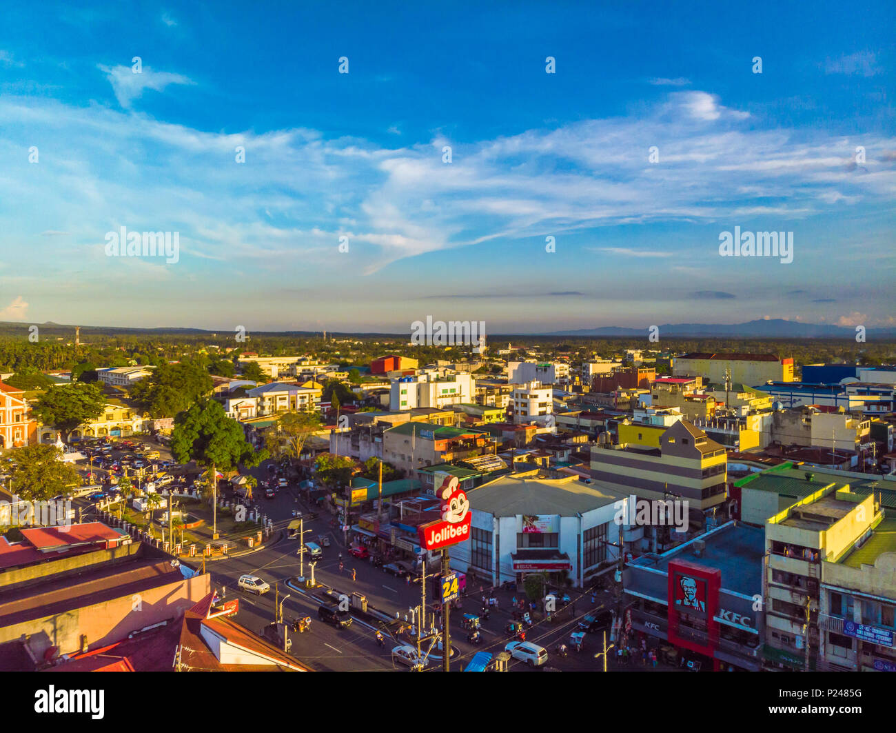 La costruzione di edifici commerciali e i punti di interesse del centro cittadino di San Pablo City, Laguna durante un pomeriggio soleggiato Foto Stock