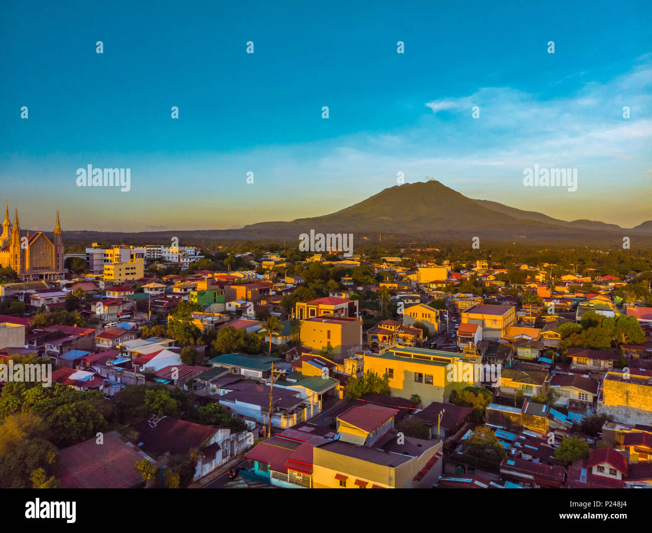 Mount Banahaw, Iglesia ni Cristo, e l incredibile ora d'oro di San Pablo City, Laguna Foto Stock