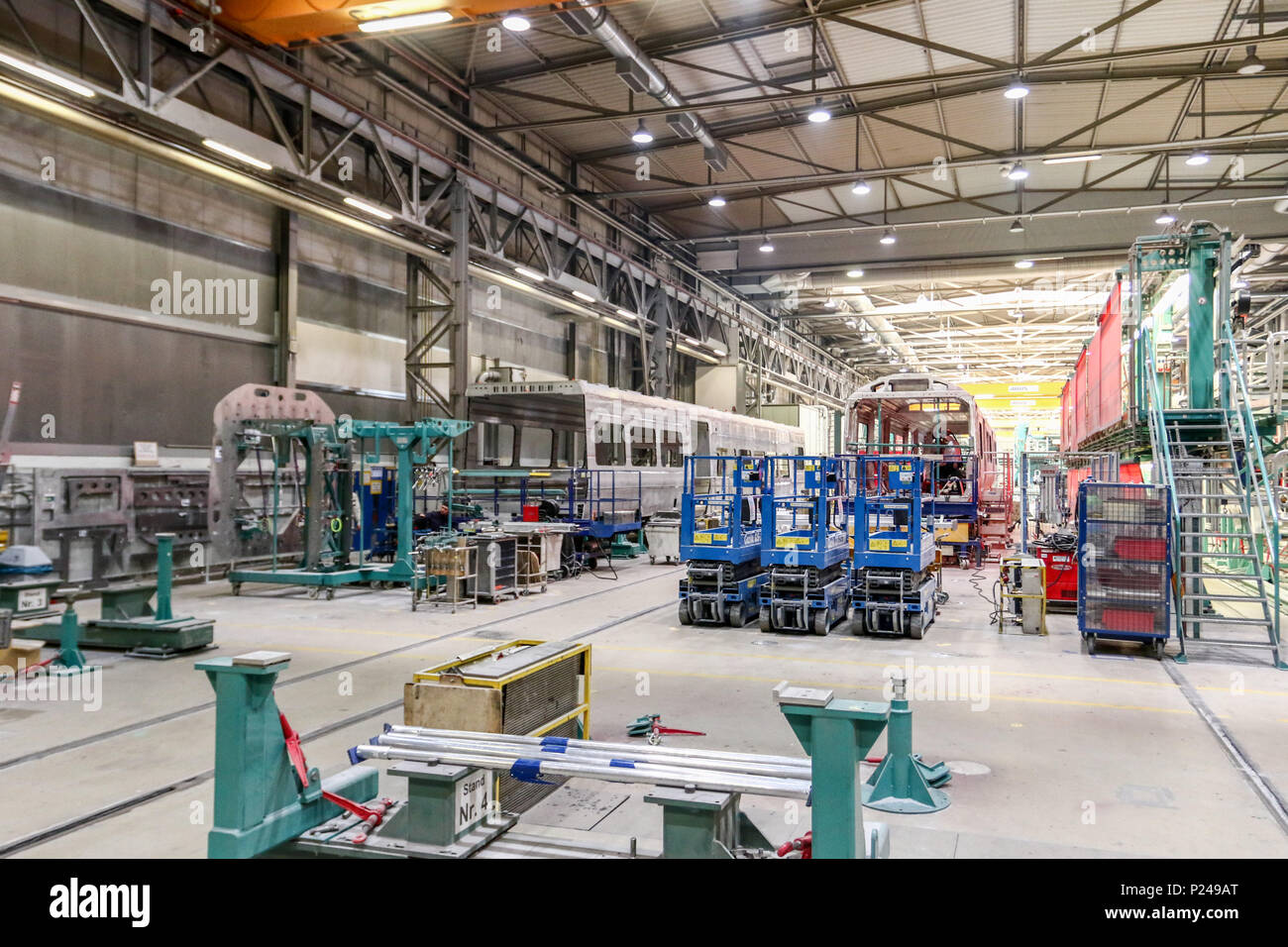 Krefeld 13.06.2018 - In diesen Tagen begann im SIEMENS-Werk Krefeld-Uerdingen die Montage der Ersten Elektro-Triebwagen vom Typ Mireo fuer DB Regio nel Baden-Wuerttemberg. Die neuartigen Elektro-Triebzuege sollen u.a. auf der Rheintalbahn von Offenburg in Richtung Freiburg und Basel zum Einsatz kommen. Foto Stock