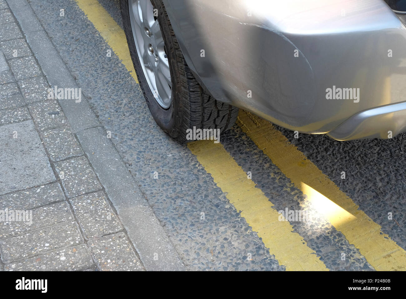 Macchina parcheggiata su doppio giallo linee, Regno Unito Foto Stock