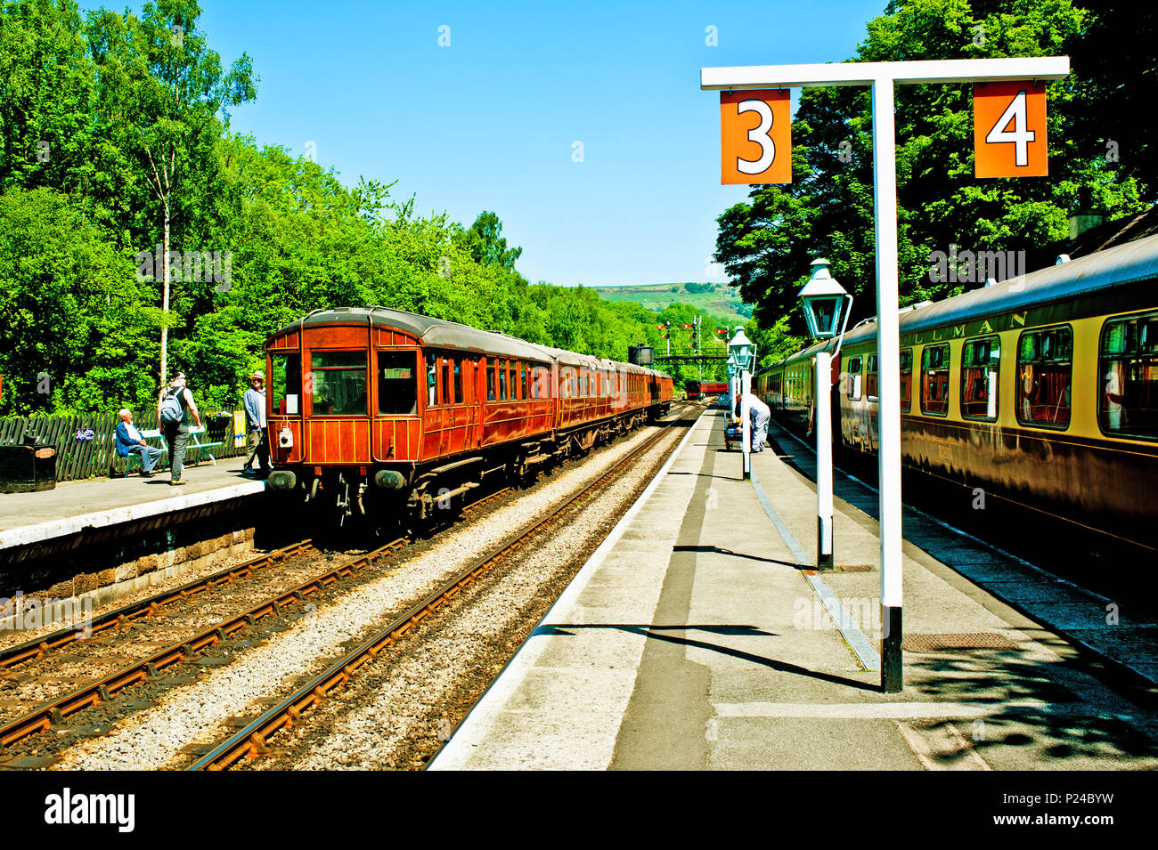 Pullman Granturismo e Gresley LNER allenatori in teak a Grosmont, North Yorkshire Moors Railway, Inghilterra Foto Stock