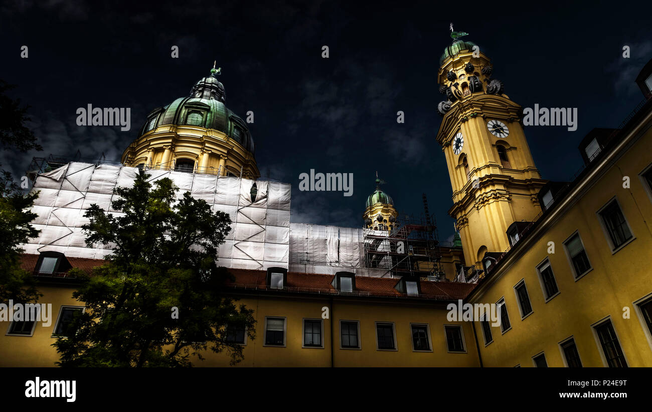 Teatini chiesa di San Gaetano e di alta stile barocco, vista dal cortile interno, impalcatura, coperte, Foto Stock