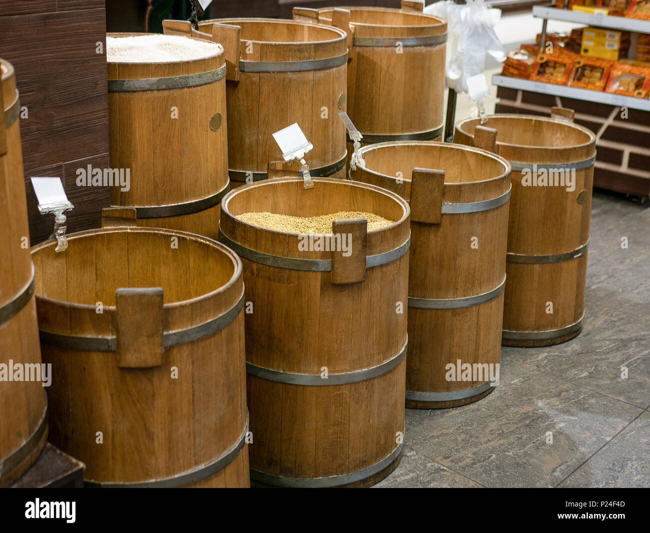 Vecchie botti in legno con mais riso e grano saraceno in luogo di mercato. Foto Stock