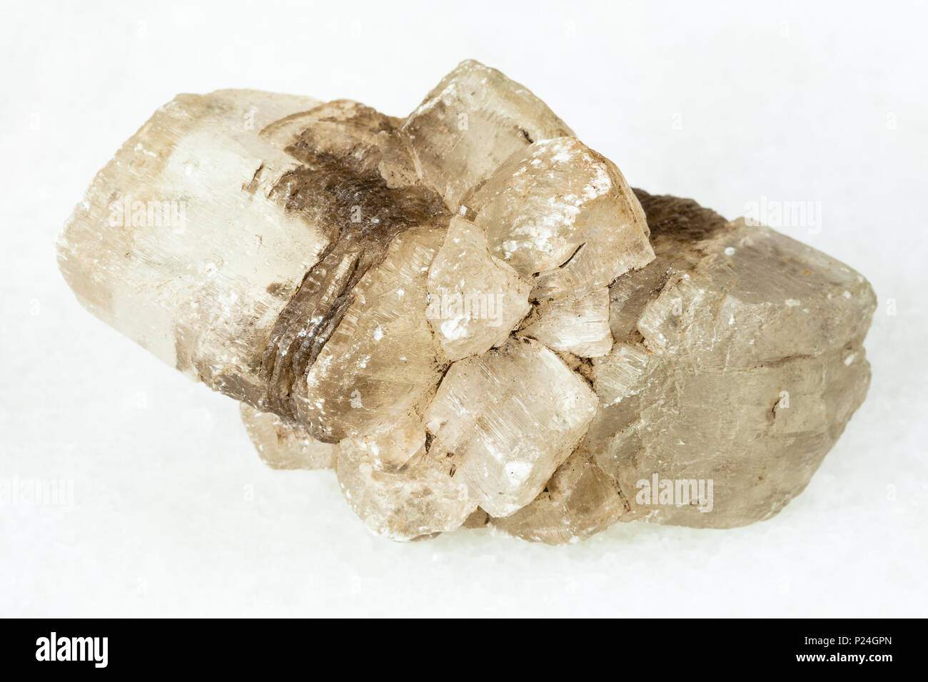 Le riprese in modalità macro di minerali naturali - ruvida di colore verdastro Fluorite cristalli sul marmo bianco di monti Urali Foto Stock