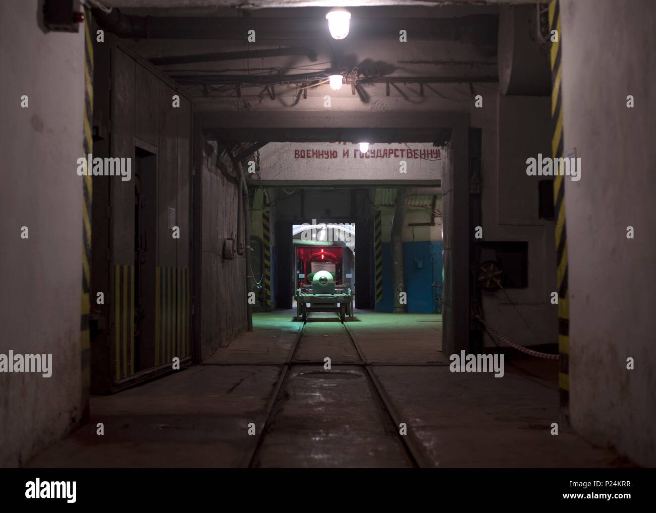 Il tunnel con rotaie e una bomba sul carrello pronto alla partenza Foto Stock