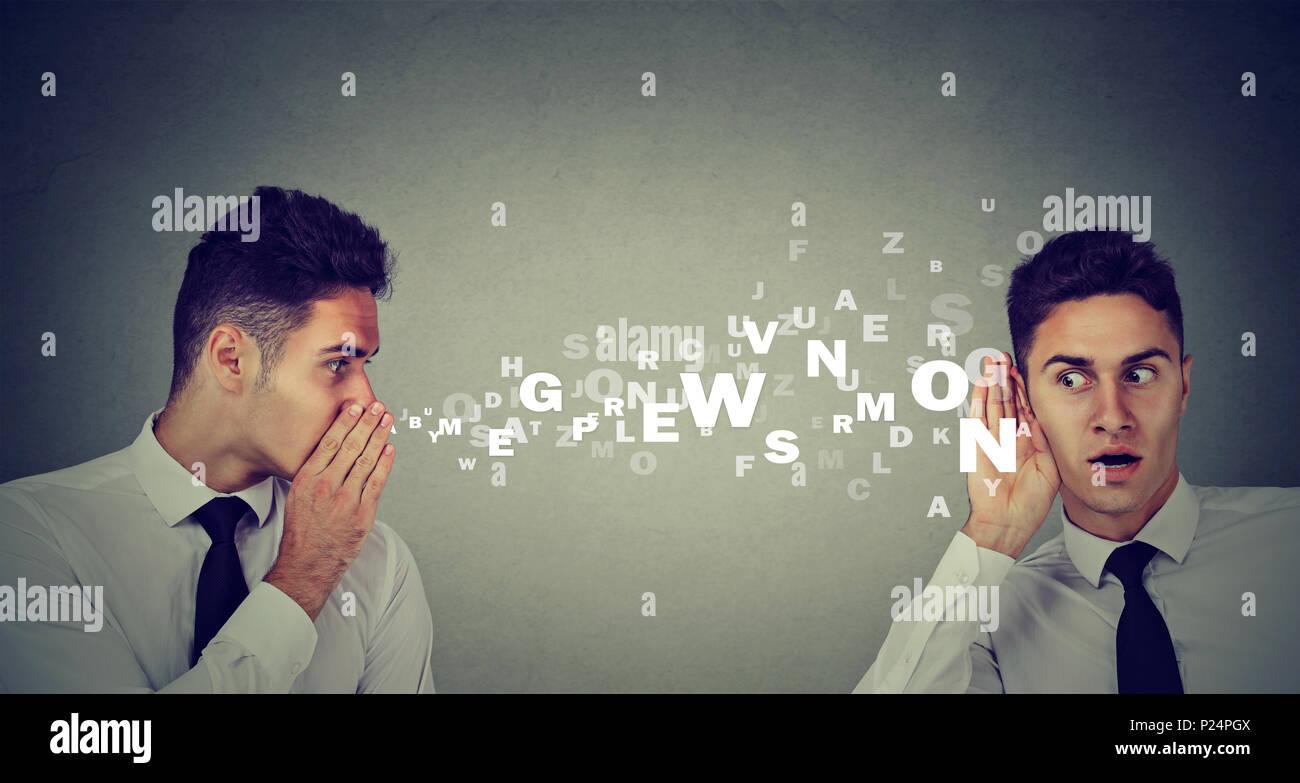 L uomo stesso bisbigliare ultime indiscrezioni Foto Stock