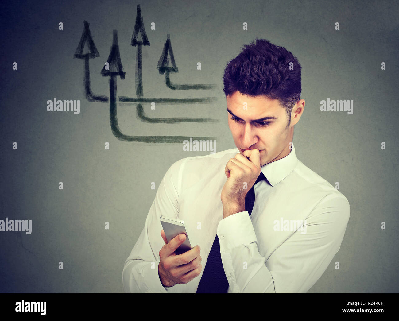 Considerato l'uomo tramite telefono cellulare sms invio di messaggi Foto Stock