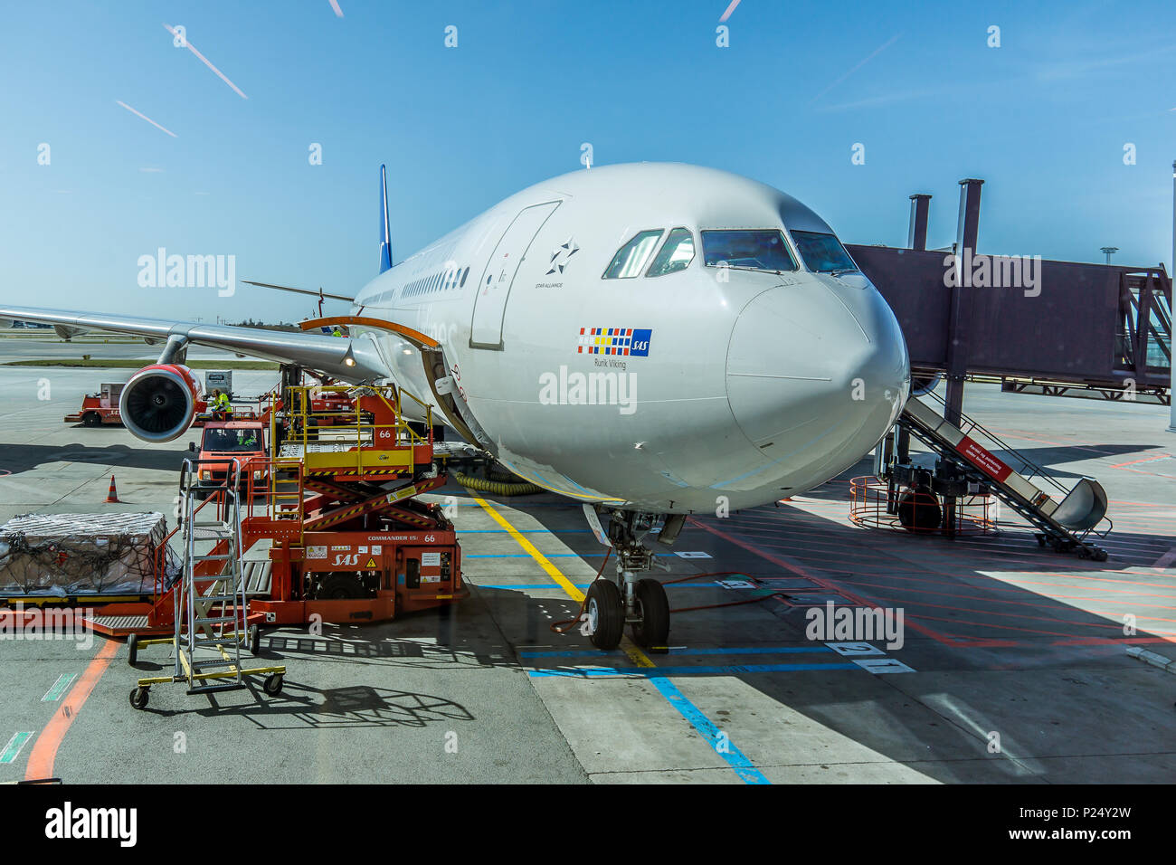 SAS Airbus A 330 vichingo Rurik in attesa per la ristorazione e per i passeggeri all'aeroporto di Copenaghen, 11 aprile 2018 Foto Stock