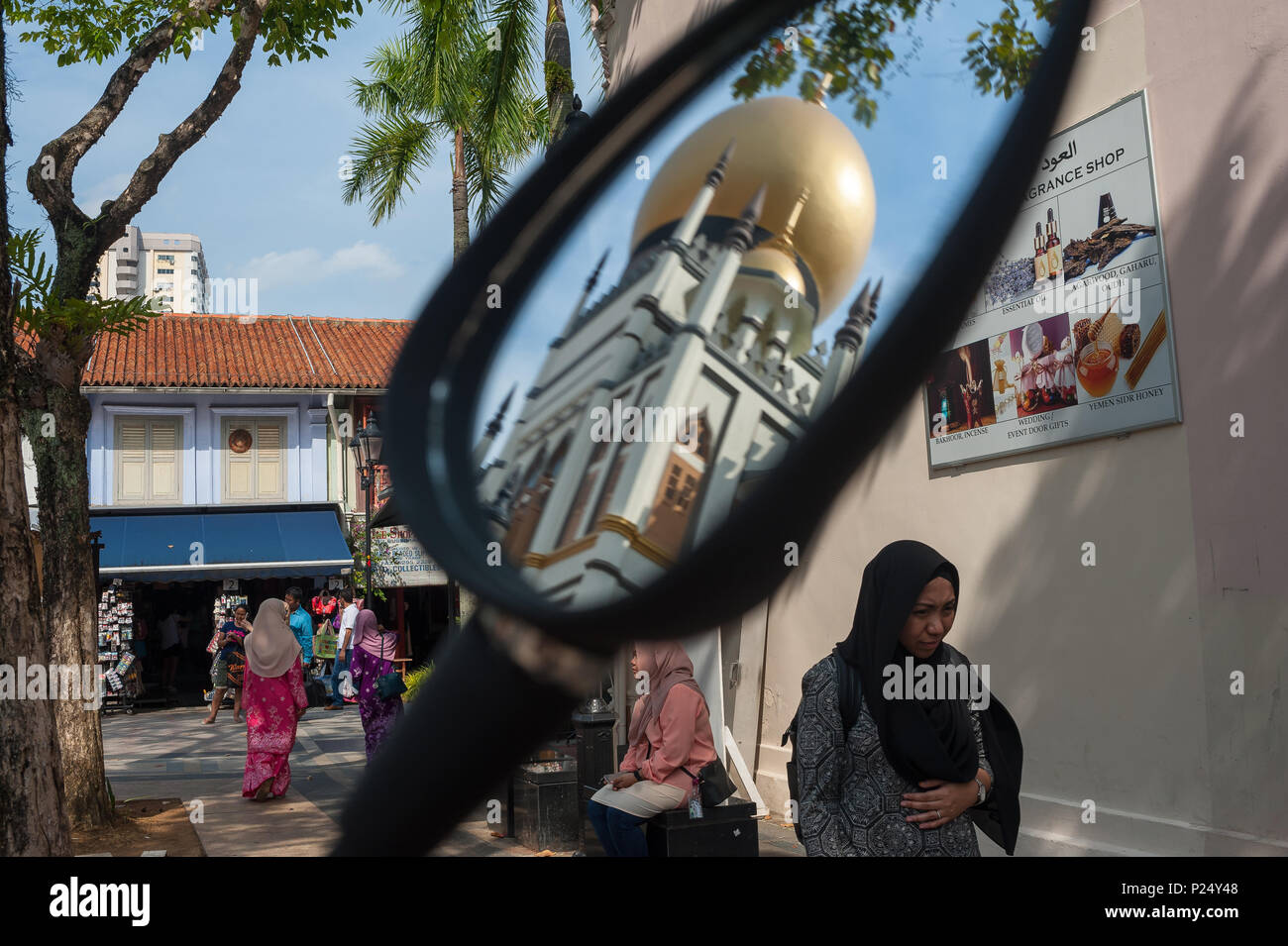 Singapore Repubblica di Singapore, la Moschea del Sultano è riflessa in uno specchio retrovisore Foto Stock