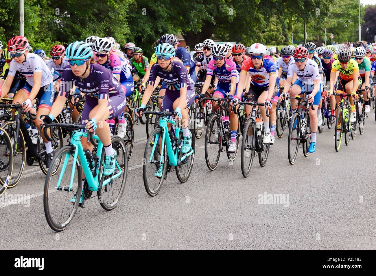 Sport: OVO l'Energia Femminile Tour in Bicicletta Stadio 1 Framlingham a Southwold passa attraverso Kesgrave, Suffolk 13 Giugno 2018. Foto Stock