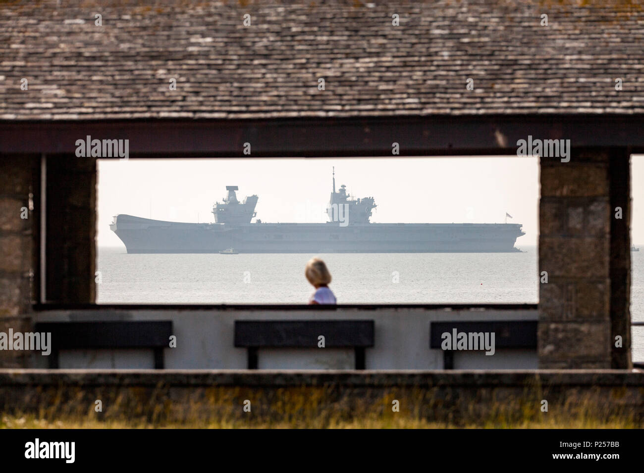 Portaerei HMS Queen Elizabeth visite Penzance in Mount's Bay, Cornwall Foto Stock