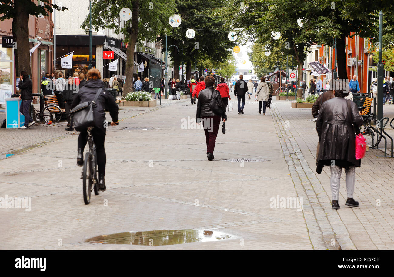 Trondheim, Norvegia - 31 agosto 2013: vita quotidiana a Munkegata nel distretto centrale. Foto Stock