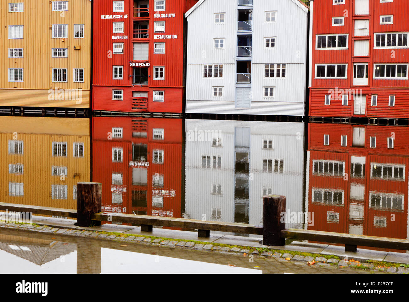 Trondheim, Norvegia - 30 Settembre 2016: edifici riflessioni nel fiume nel centro della citta'. Foto Stock