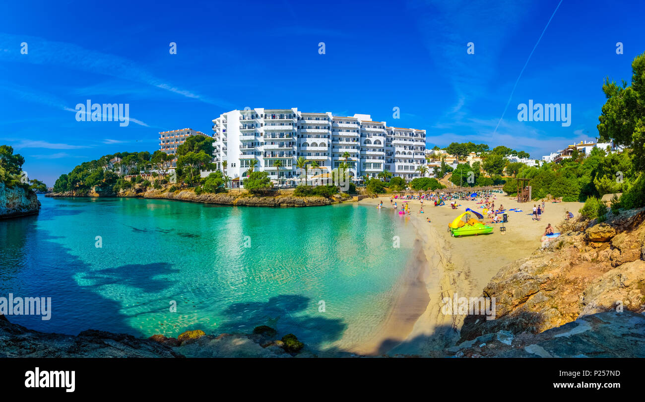 Vista panoramica di Cala Ferrera Beach con persone sul mare in vacanza estiva. Isola di Mallorca, Spagna Foto Stock