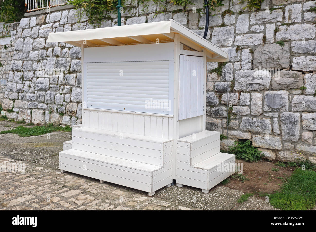 Bianco chiuso piccolo chiosco Vending Booth Foto Stock