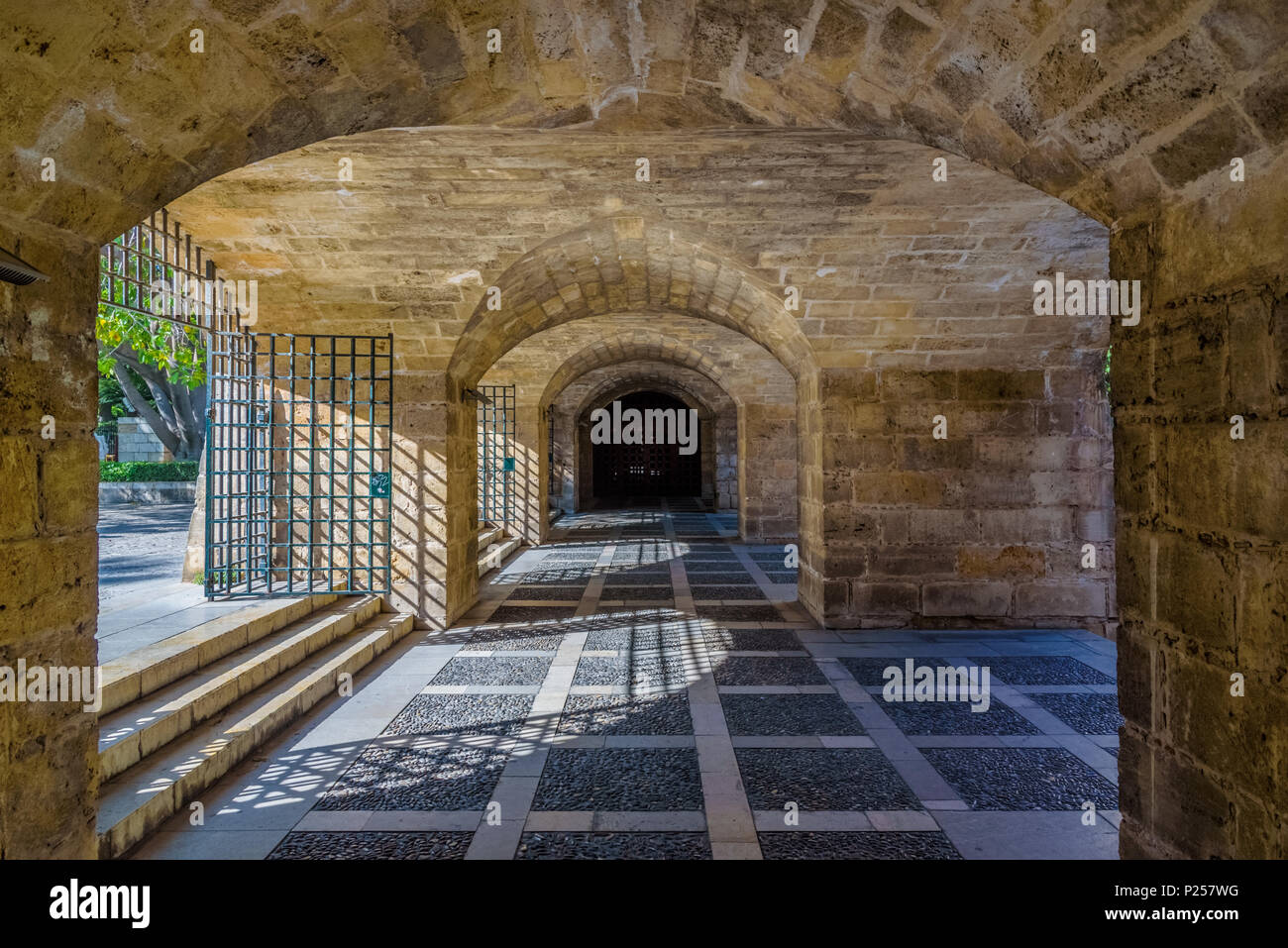 Cupola galleria corridoio della famosa cattedrale gotica La Seu in Palma de Mallorca Island, Spagna Foto Stock