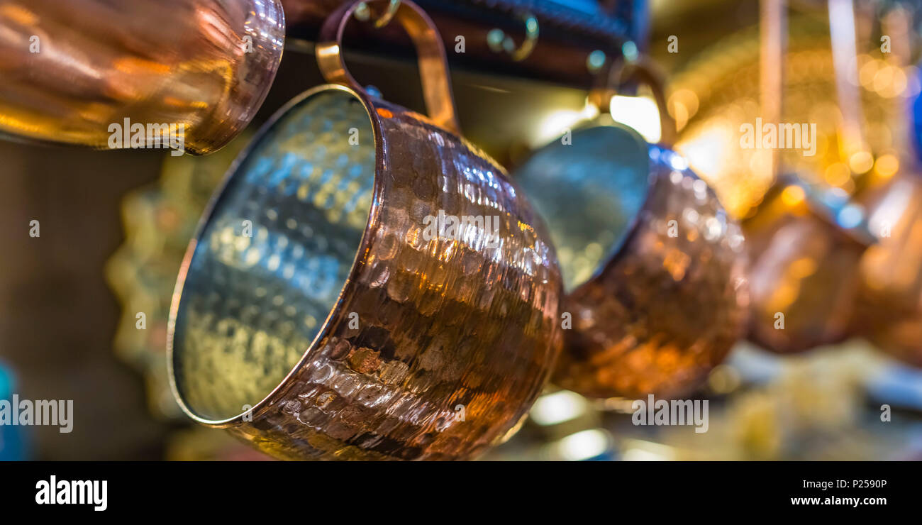 Wakil bazaar di Shiraz, rame mug Foto Stock