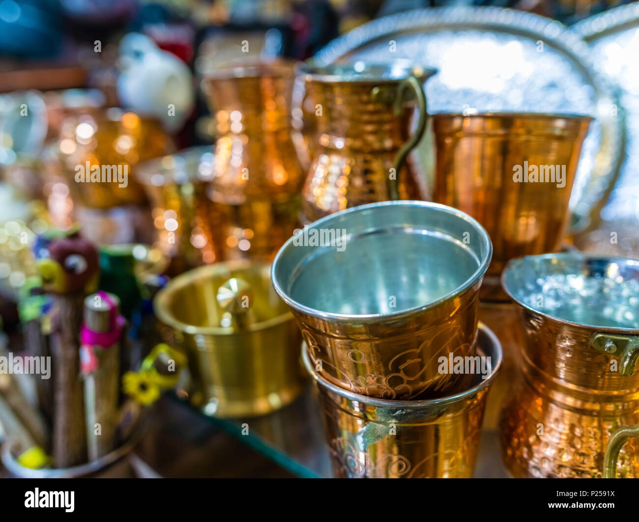 Wakil bazaar di Shiraz, rame mug Foto Stock
