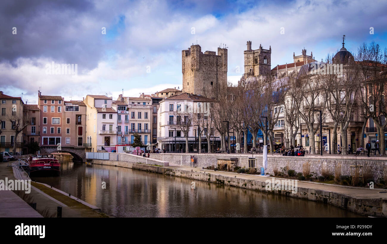 Canal de la Robine, vista sopra la città vecchia e la Cattedrale di Narbonne Foto Stock