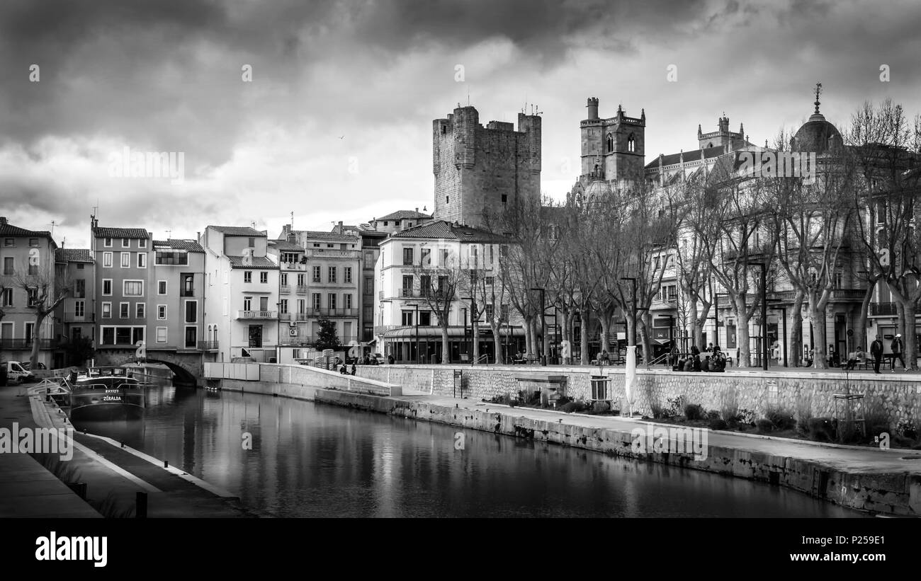 Canal de la Robine, vista sopra la città vecchia e la Cattedrale di Narbonne, in bianco e nero Foto Stock