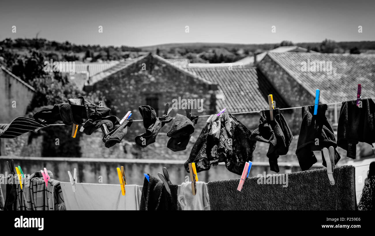 Coursan, vista sopra i tetti e La Clape paesaggio da un tetto a terrazza con clotheslines Foto Stock Coursan, vista sopra i tetti e La Clape paesaggio da un tetto a terrazza con clotheslines Foto Stock