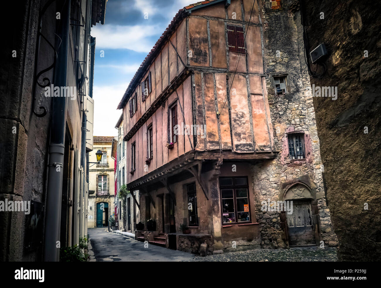 Corsia medievale e case di città in Lagrasse, uno dei più bei villaggi di Francia (Les Plus Beaux Villages de France) Foto Stock