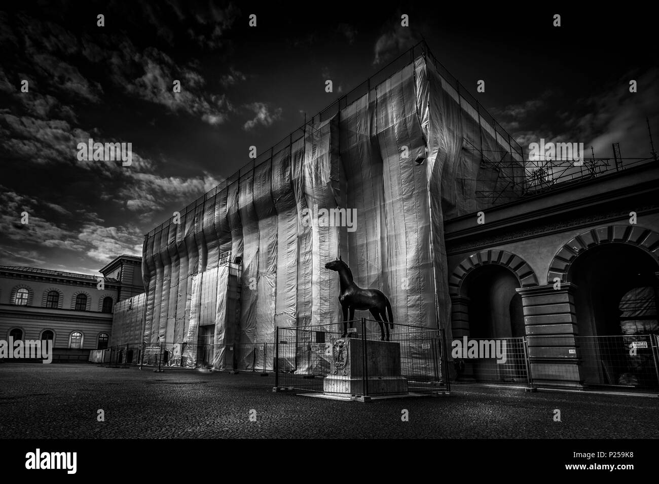 Monaco di Baviera, Staatsarchiv, impalcatura, coperte, atmosfera serale, s/w Foto Stock