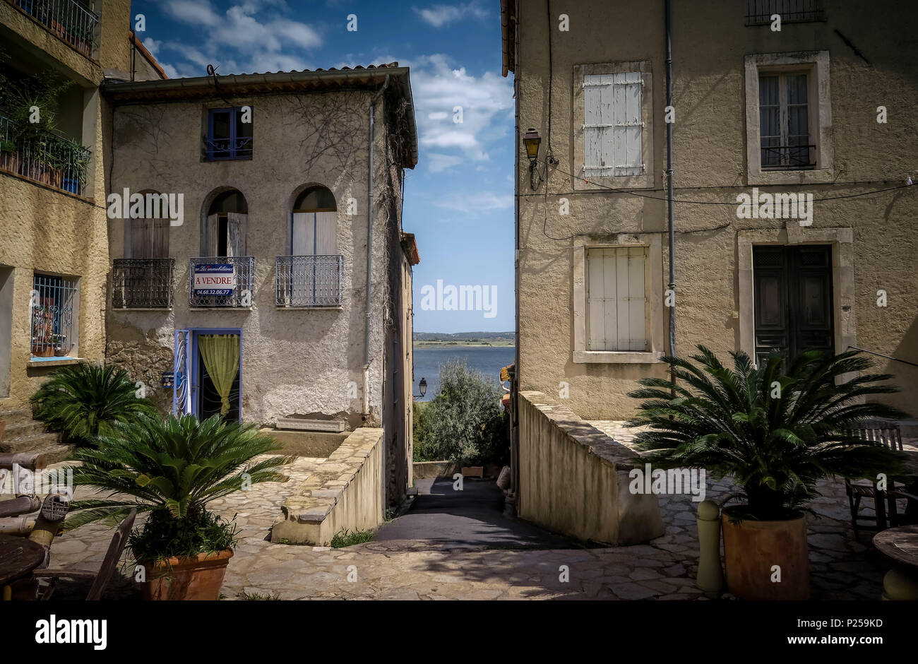 Peyriac de Mer, vista tra edifici del Mare Mediterraneo Foto Stock