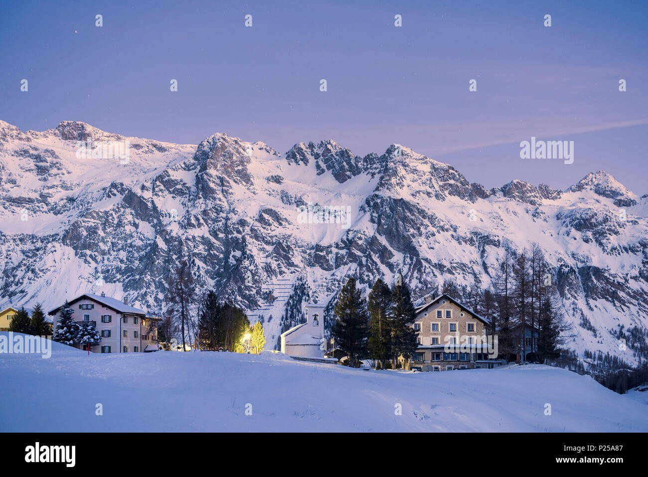 Alba sul piccolo villaggio in Val Fex in Engadina St Moritz, Canton Grigioni, Engadina, Svizzera, Europa Foto Stock