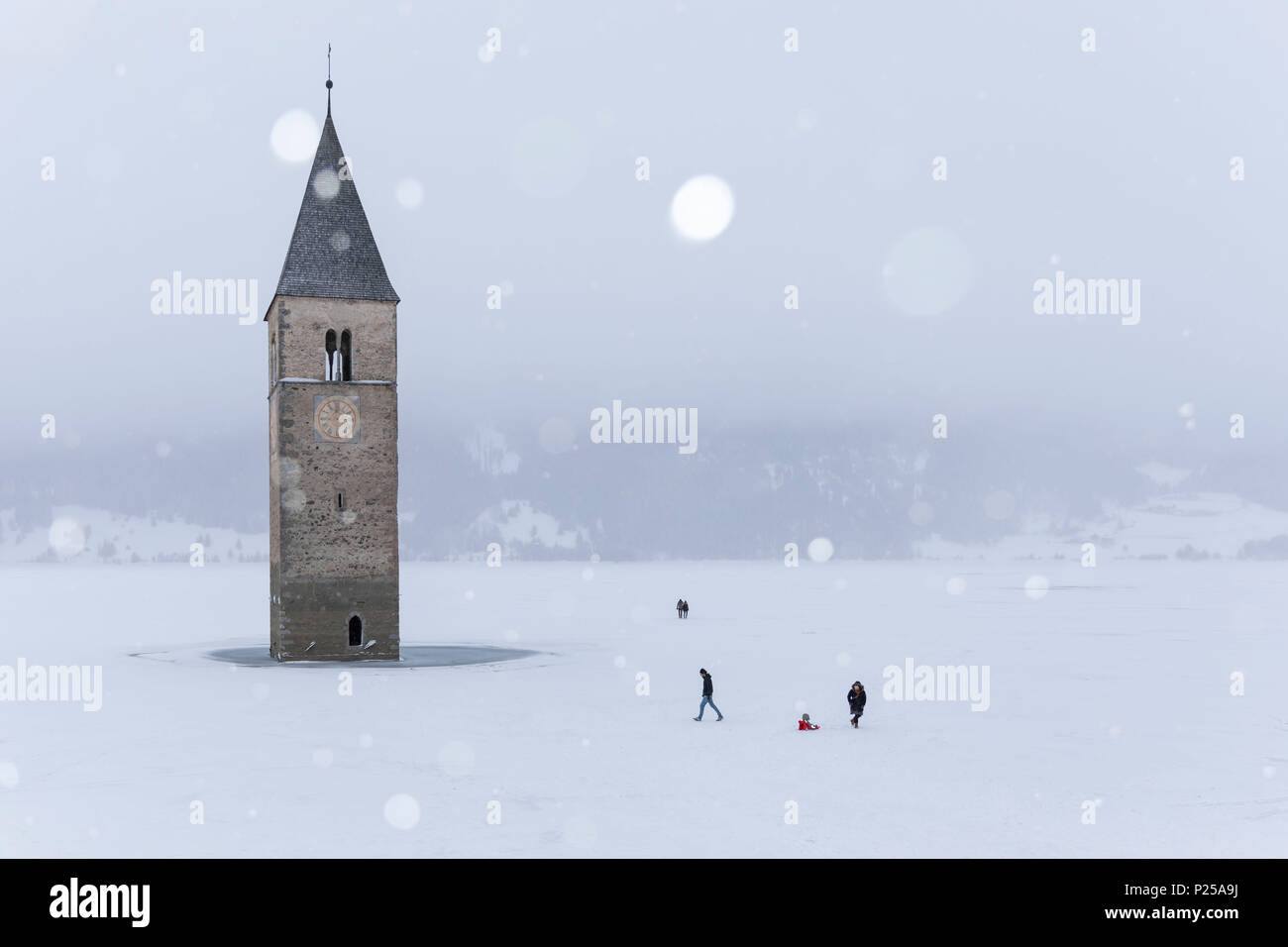 Il sommerso campanile di Curon Venosta, provincia di Bolzano, Alto Adige distretto, l'Italia, sotto una nevicata Foto Stock