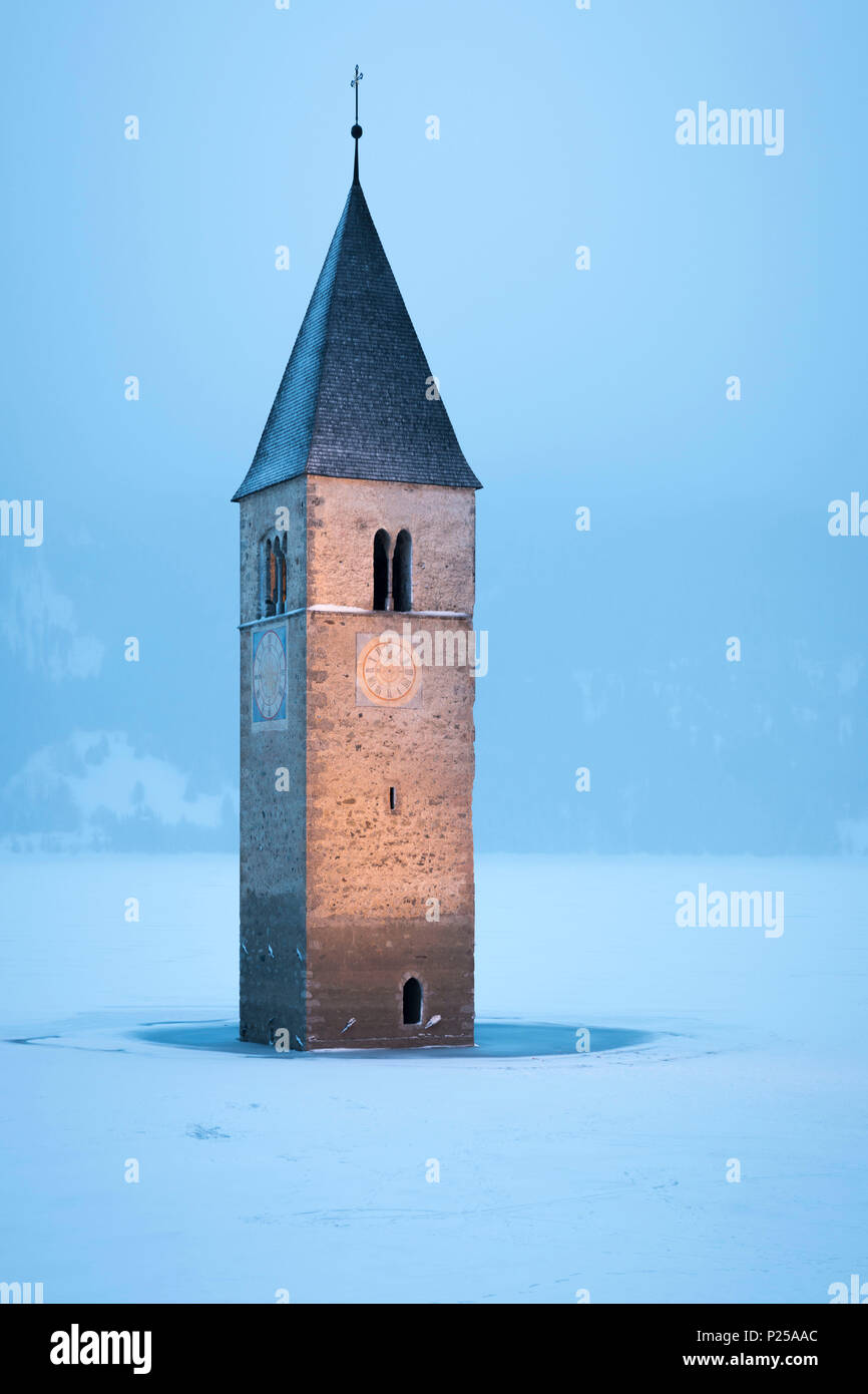 Il sommerso campanile di Curon Venosta, provincia di Bolzano, Alto Adige distretto, l'Italia, sotto una nevicata Foto Stock