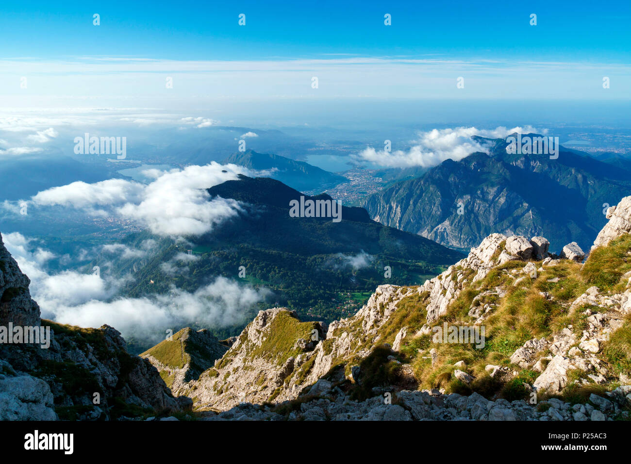 Vista dalla parte superiore della cresta Cermenati, il massiccio della Grigna Meridionale, Lecco, Lombardia, Italia, Europa Foto Stock