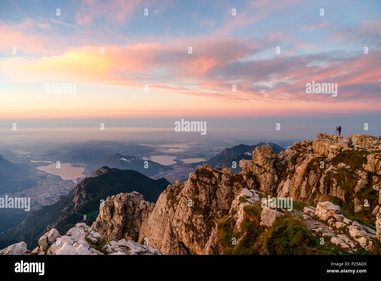 Fotografo presso la sommità del massiccio della Grigna meridionale di sunrise, Lecco, Lombardia, Italia, Europa Foto Stock