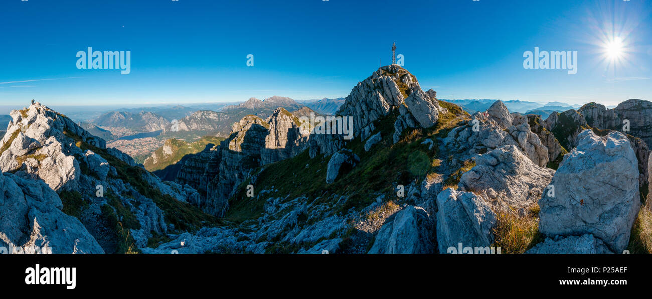 Vista panoramica dalla cima del monte Resegone, Lecco, Lombardia, Italia, Europa Foto Stock
