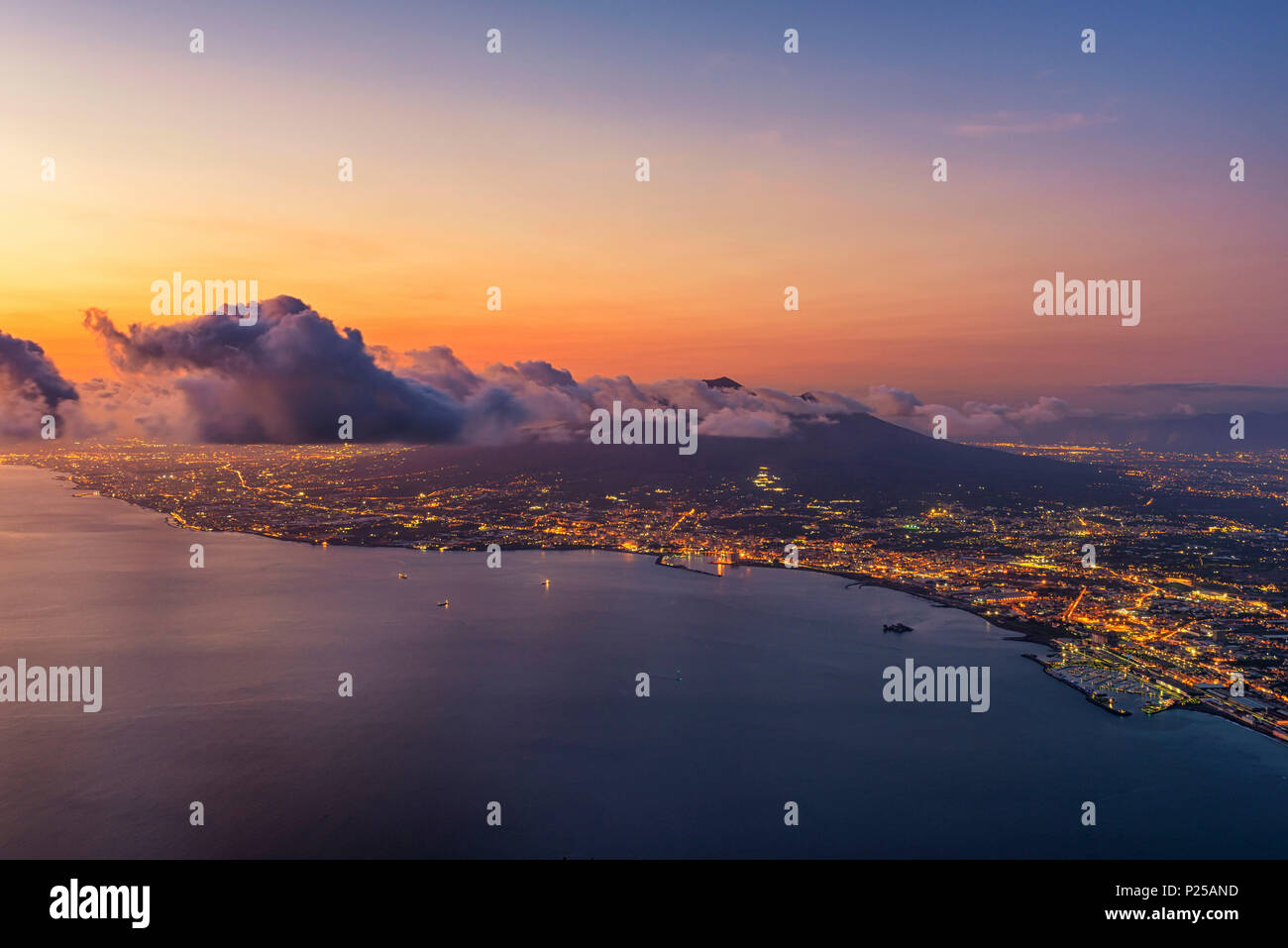Golfo di Napoli, campania, Italy. Angolo di alta vista del golfo di Napoli e del Vesuvio Foto Stock
