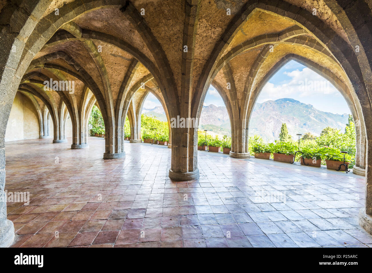 Ravello, Amalfi, Salerno, Campania, Italia. Il chiostro di villa Cimbrone Foto Stock