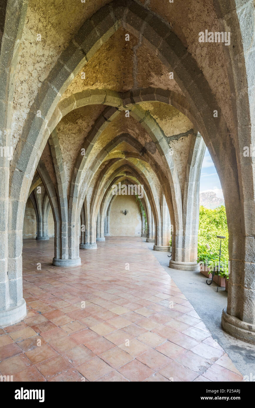 Ravello, Amalfi, Salerno, Campania, Italia. Il chiostro di villa Cimbrone Foto Stock