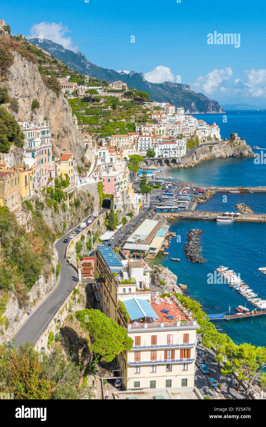 Amalfi e la Costiera Amalfitana - Salerno, Campania, Italia. Angolo di alta vista di Amalfi Foto Stock