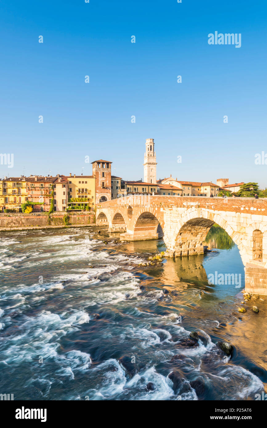 Ponte Pietra (ponte di pietra) e la città vecchia di Verona a sunrise. Verona, Veneto, Italia Foto Stock