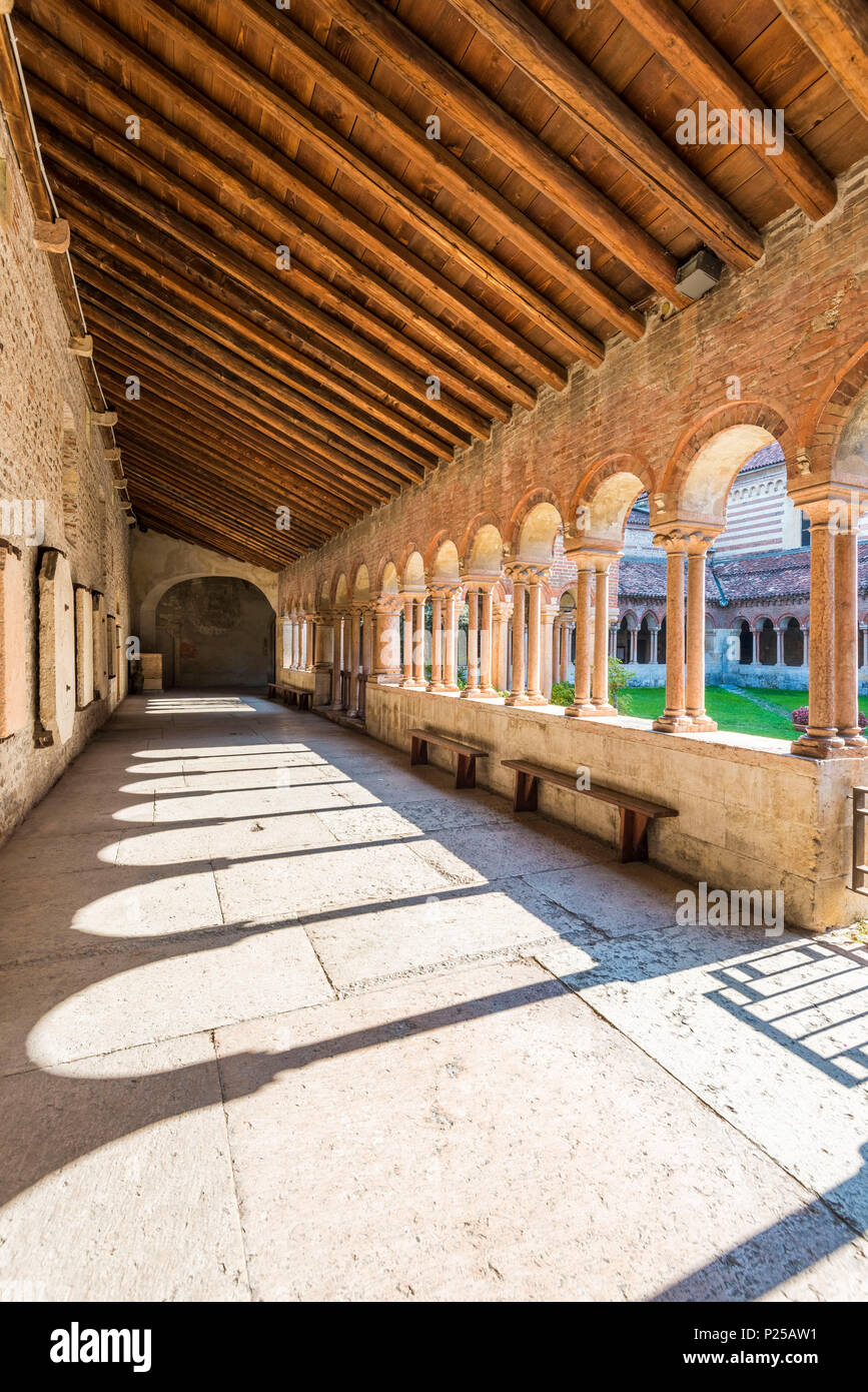 Il chiostro di st. Zeno Basilica. Verona, Veneto, Italia Foto Stock
